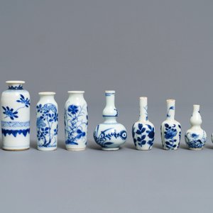 Dix vases miniatures en porcelaine de Chine bleu et blanc, Kangxi — photo 2
