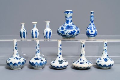 Dix vases miniatures en porcelaine de Chine bleu et blanc, Kangxi