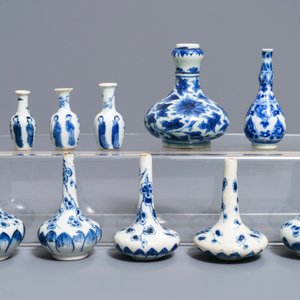 Dix vases miniatures en porcelaine de Chine bleu et blanc, Kangxi — photo 2