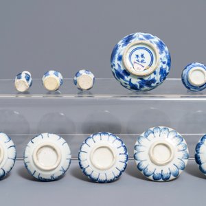 Dix vases miniatures en porcelaine de Chine bleu et blanc, Kangxi — photo 3