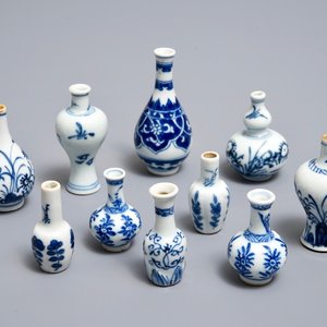 Dix vases miniatures en porcelaine de Chine bleu et blanc, Kangxi — photo 1