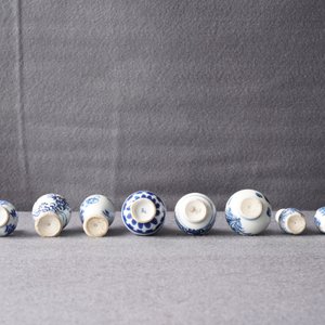 Dix vases miniatures en porcelaine de Chine bleu et blanc, Kangxi — photo 11