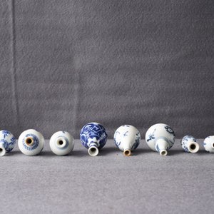 Dix vases miniatures en porcelaine de Chine bleu et blanc, Kangxi — photo 12