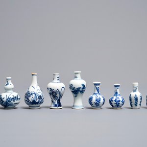 Dix vases miniatures en porcelaine de Chine bleu et blanc, Kangxi — photo 2