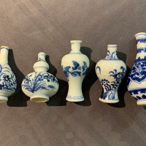 Dix vases miniatures en porcelaine de Chine bleu et blanc, Kangxi — photo 6