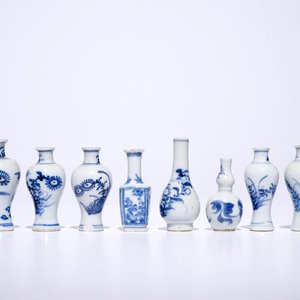 Dix vases miniatures en porcelaine de Chine bleu et blanc, la plupart Kangxi — photo 1