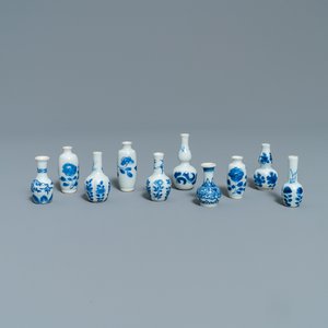 Dix vases miniatures en porcelaine de Chine en bleu et blanc, Kangxi — photo 1