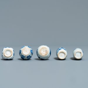 Dix vases miniatures en porcelaine de Chine en bleu et blanc, Kangxi — photo 13