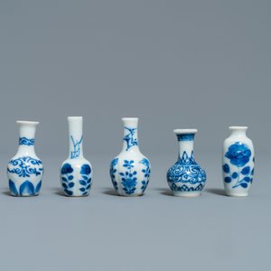 Dix vases miniatures en porcelaine de Chine en bleu et blanc, Kangxi — photo 2