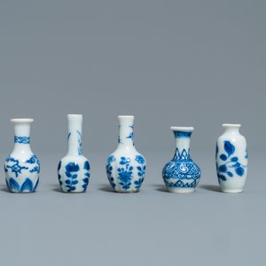 Dix vases miniatures en porcelaine de Chine en bleu et blanc, Kangxi — photo 3