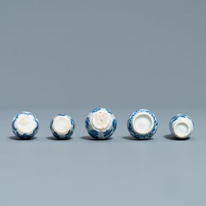 Dix vases miniatures en porcelaine de Chine en bleu et blanc, Kangxi — photo 7