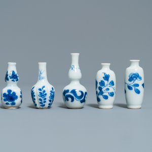 Dix vases miniatures en porcelaine de Chine en bleu et blanc, Kangxi — photo 8