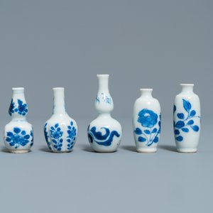 Dix vases miniatures en porcelaine de Chine en bleu et blanc, Kangxi — photo 10