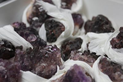 Doos met diverse mineralen en halfedelstenen