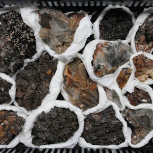 Doos met diverse mineralen en halfedelstenen — foto 1
