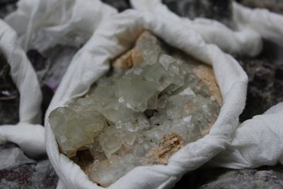 Doos met diverse mineralen en halfedelstenen