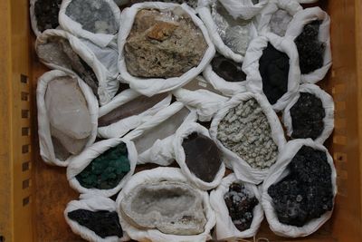 Doos met diverse mineralen en halfedelstenen