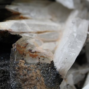 Doos met diverse mineralen en halfedelstenen — foto 6