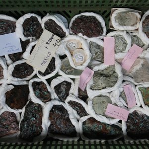 Doos met diverse mineralen en halfedelstenen — foto 1