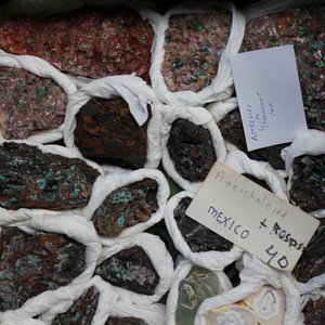 Doos met diverse mineralen en halfedelstenen — foto 5