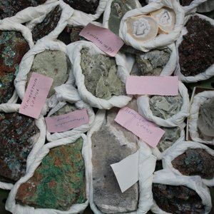 Doos met diverse mineralen en halfedelstenen — foto 6