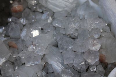 Doos met diverse mineralen en halfedelstenen