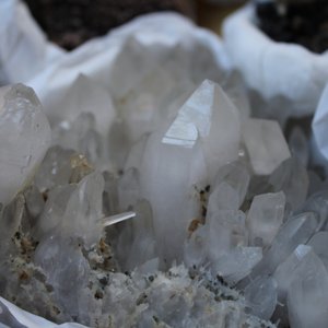 Doos met diverse mineralen en halfedelstenen — foto 1