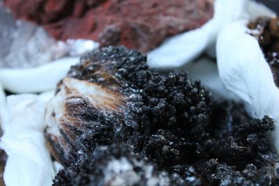 Doos met diverse mineralen en halfedelstenen
