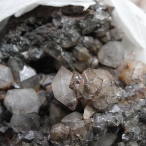Doos met diverse mineralen en halfedelstenen — foto 1