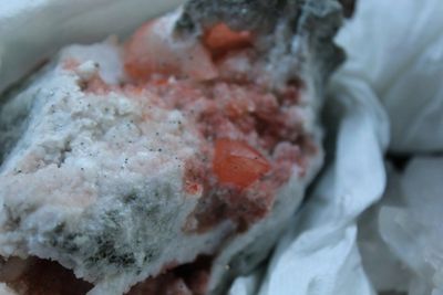 Doos met diverse mineralen en halfedelstenen