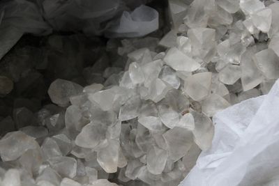 Doos met diverse mineralen en halfedelstenen