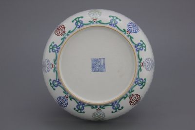 Doucai bord, Chinees porselein, gemerkt Qianlong