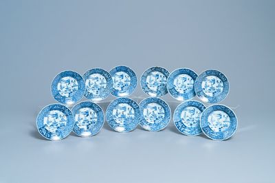 Douze assiettes en porcelaine de Chine en bleu et blanc à décor de 'La romance de la chambre de l'ouest', Qianlong
