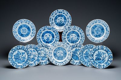 Douze assiettes en porcelaine de Chine en bleu et blanc, Kangxi