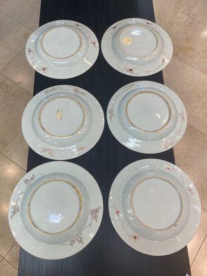 Douze assiettes en porcelaine de Chine famille rose à décor de paysage, Qianlong — photo 5