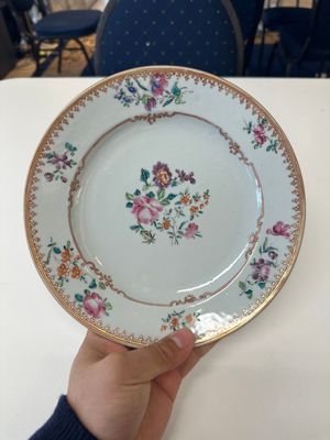 Douze assiettes en porcelaine de Chine famille rose à décor floral, Qianlong — photo 2