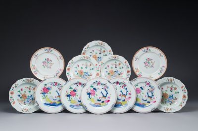 Douze assiettes en porcelaine de Chine famille rose à décor floral, Qianlong