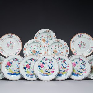 Douze assiettes en porcelaine de Chine famille rose à décor floral, Qianlong — photo 1