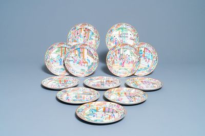 Douze assiettes en porcelaine de Chine famille rose de Canton, 19ème