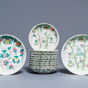 Douze assiettes en porcelaine de Chine famille rose, marques de Guangxu et Qianlong, République, 20ème — photo 1