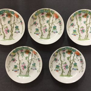 Douze assiettes en porcelaine de Chine famille rose, marques de Guangxu et Qianlong, République, 20ème — photo 5