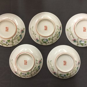 Douze assiettes en porcelaine de Chine famille rose, marques de Guangxu et Qianlong, République, 20ème — photo 6