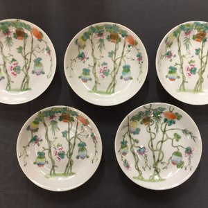Douze assiettes en porcelaine de Chine famille rose, marques de Guangxu et Qianlong, République, 20ème — photo 7