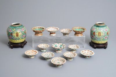 Douze bols sur piedouche et deux pots en porcelaine de Chine de style Bencharong pour le marché thai, 19ème