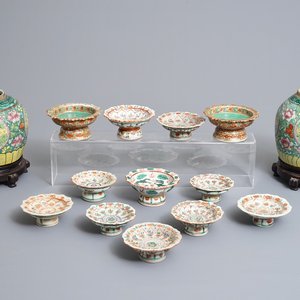 Douze bols sur piedouche et deux pots en porcelaine de Chine de style Bencharong pour le marché thai, 19ème — photo 1