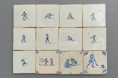 Douze carreaux en faïence de Delft en bleu et blanc aux enfants jouants, 17ème