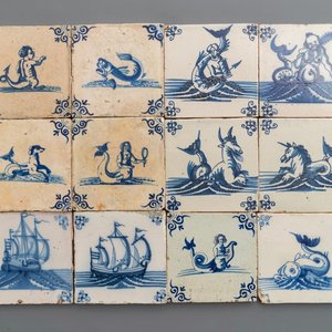 Douze carreaux en faïence de Delft en bleu et blanc aux monstres marins et bateaux, 17/18ème — photo 1