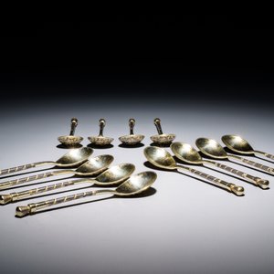 Douze cuillères en argent vermeil à décor niellé, Russie, 19/20ème — photo 2