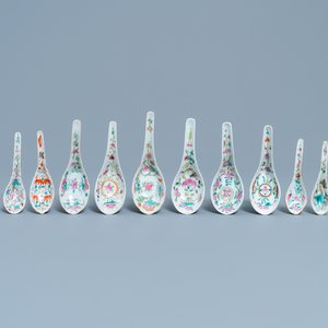 Douze cuillères en porcelaine de Chine famille rose pour le marché Straits ou Peranakan, 19/20ème — photo 1