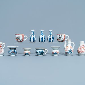 Douze miniatures en porcelaine de Chine en bleu et blanc et de style Imari, Kangxi — photo 3